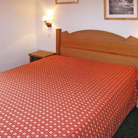 Sleeps 14 Pool Wifi Apartment